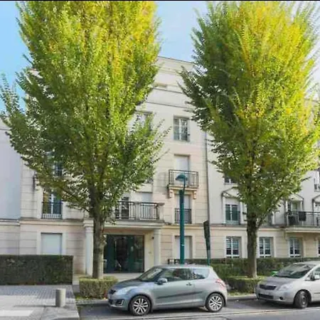 Paris & Vallee Village For 7 سيري