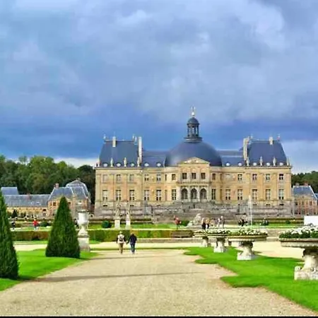 Paris & Vallee Village For 7