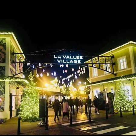 Paris & Vallee Village For 7 Apartment *